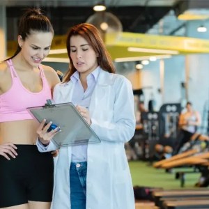 How to become a sports medicine doctor?